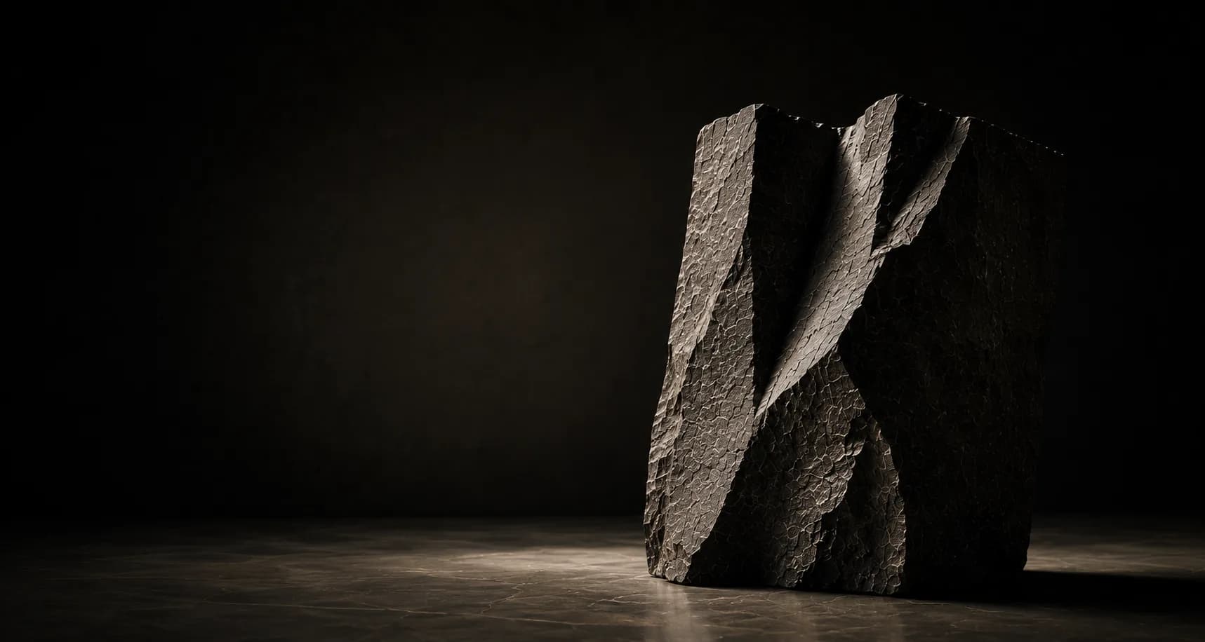 Escultura monolítica em pedra sob luz baixa